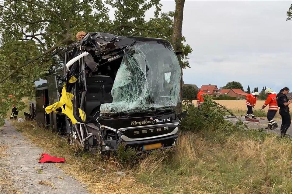 Die Bergung eines verunglückten Reisebusses in Gifhorn dauert mehrere Stunden.Benjamim M�ller/TNN/dpa