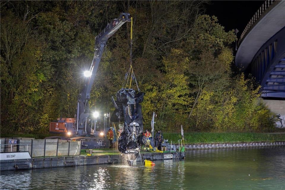 In Kanal gestürztes Auto: Drittes Todesopfer identifiziert Die Bergung war laut Feuerwehr kompliziert.Stefan Sobotta/dpa