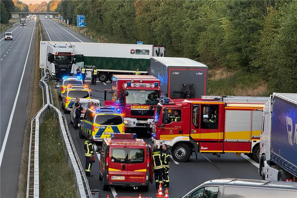 Die Bergungsarbeiten auf der Autobahn sollen voraussichtlich bis um 16 Uhr dauern.