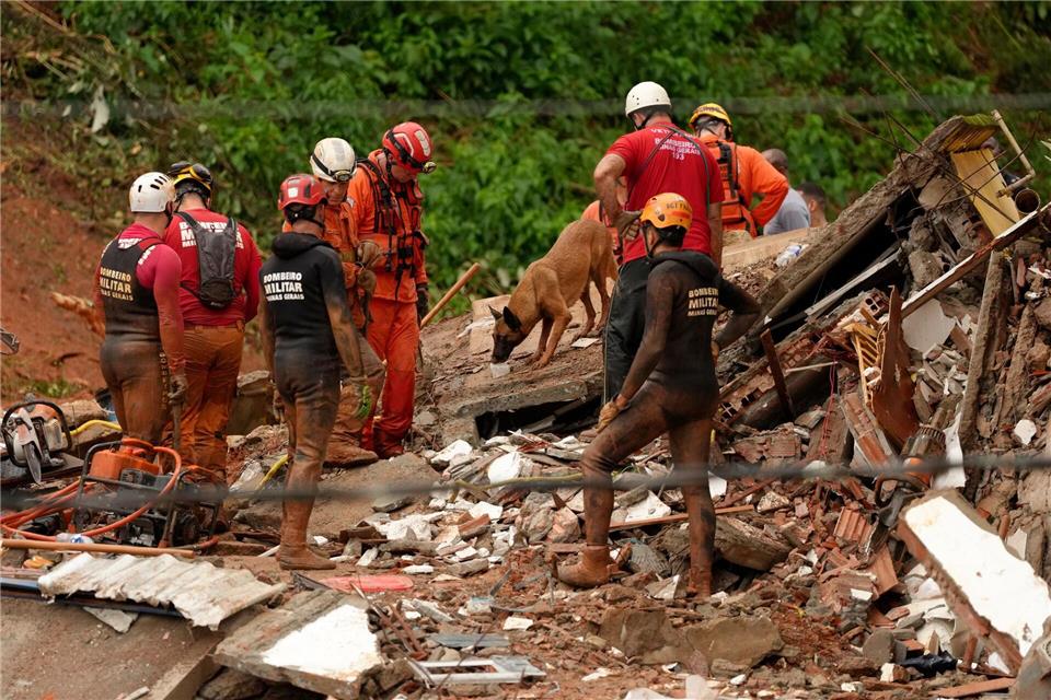 Die Bergungsarbeiten mussten aufgrund anhaltender Regenfälle zeitweise unterbrochen werden.Silvia Izquierdo/AP/dpa