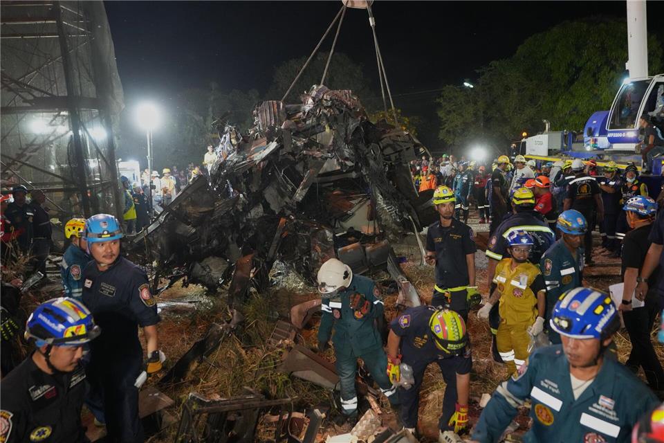 Die Bergungsarbeiten nach dem Zugunglück gestalteten sich als schwierig.Sakchai Lalit/AP/dpa
