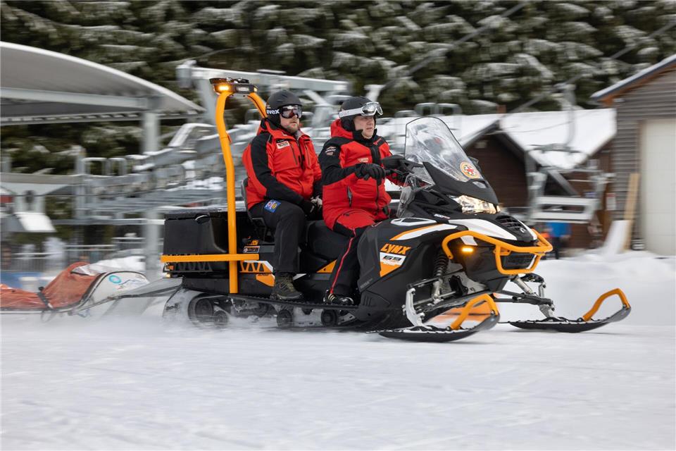 Die Bergwacht war oft auf der Piste gefordert. (Archivbild)Michael Reichel/dpa-Zentralbild/dpa