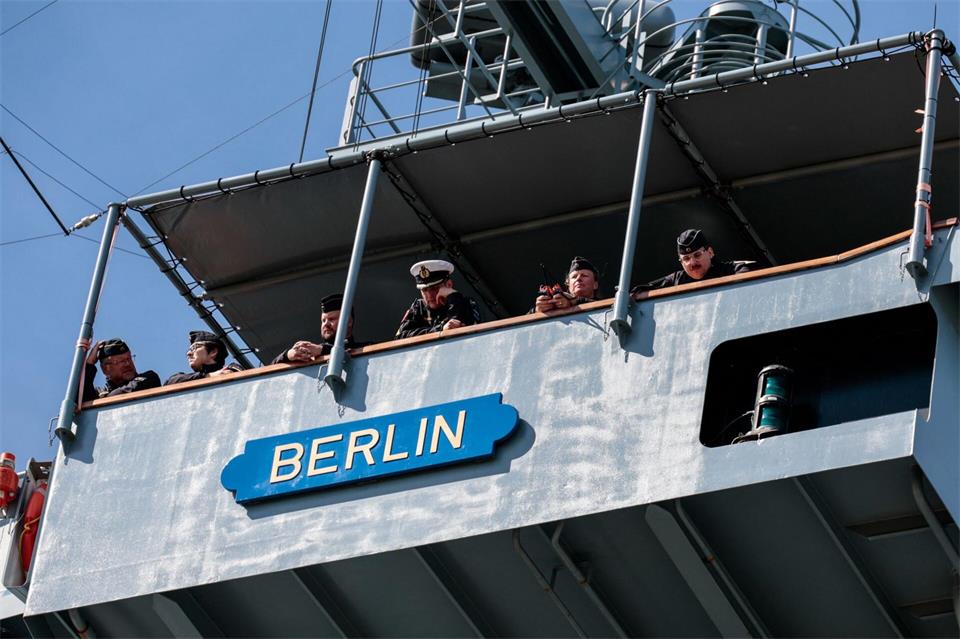 Die „Berlin“ gehört zu den größten Schiffen der Deutschen Marine.Focke Strangmann/dpa