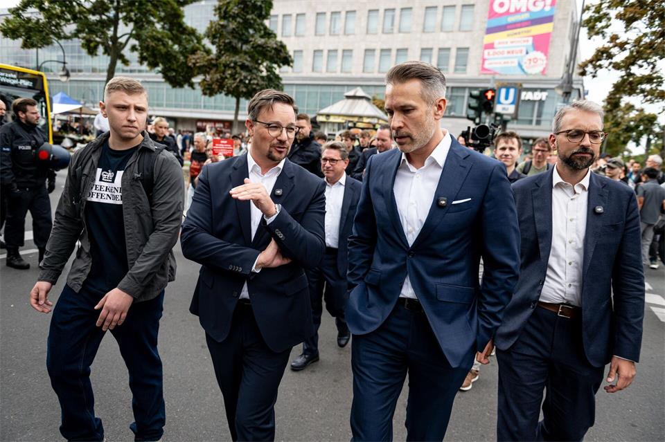 Die Berliner AfD-Abgeordneten Thorsten Weiß (2.v.r.) und Alexander Bertram (r.) führten Abgeordnete der österreichischen Schwesterpartei FPÖ durch den Bezirk Neukölln. Fabian Sommer/dpa