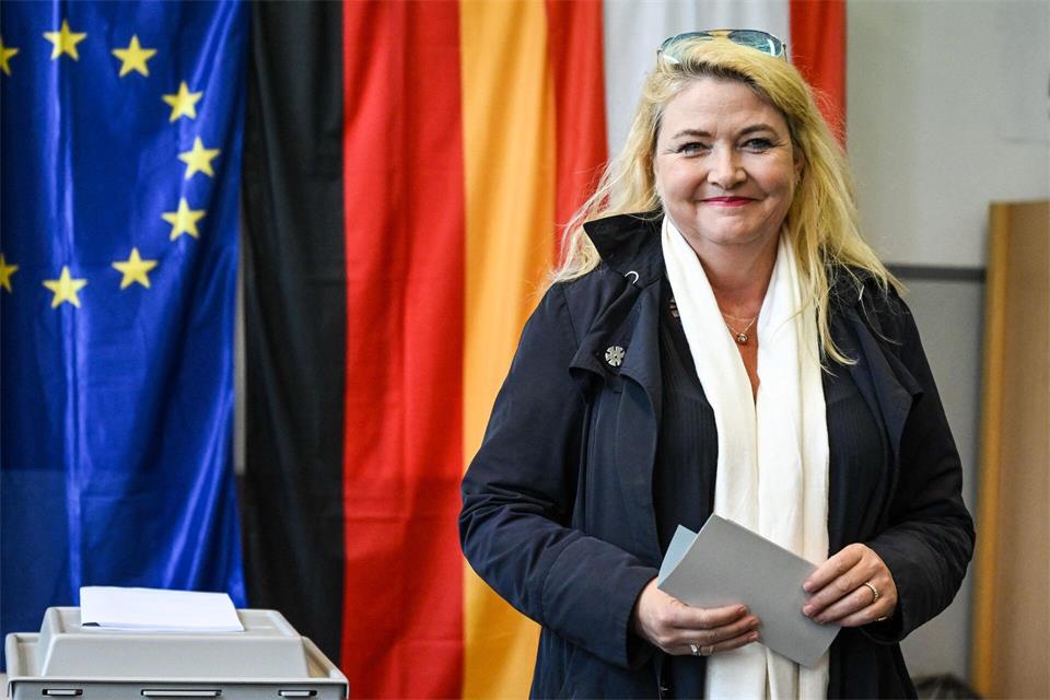 Die Berliner AfD-Spitzenkandidatin Kristin Brinker bei der Stimmabgabe.Britta Pedersen/dpa