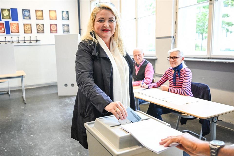 Die Berliner AfD-Spitzenkandidatin Kristin Brinker wirft im Wahllokal ihren Stimmzettel in die Wahlurne.Britta Pedersen/dpa