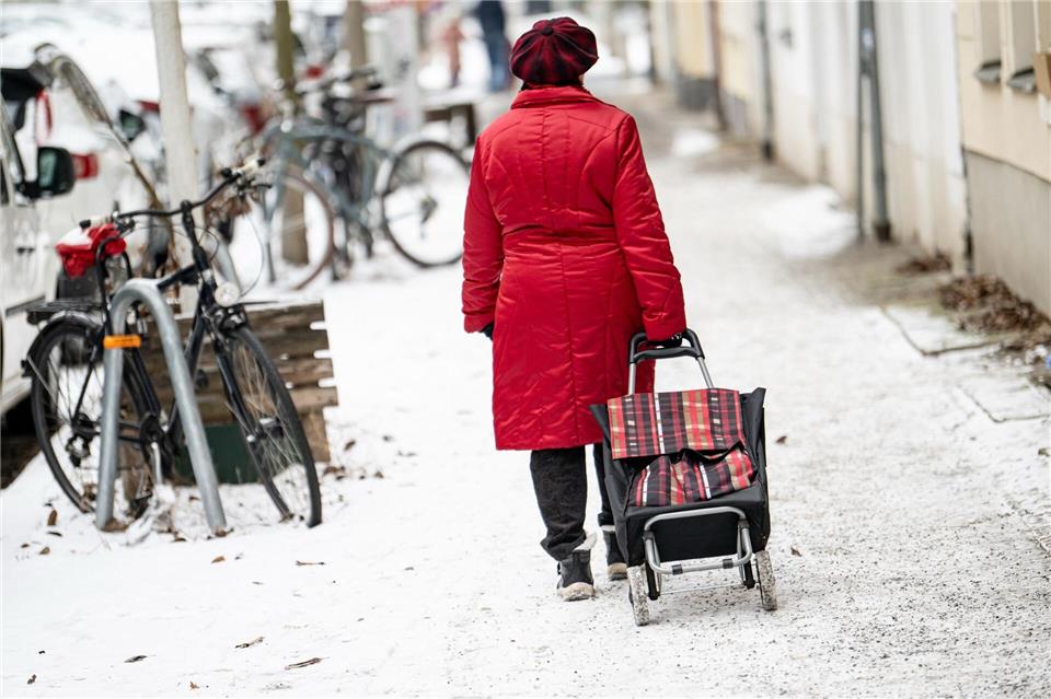 Die Berliner Bezirke sollen beim Beseitigen von Schnee und Eis mehr Hilfe bekommen. (Archivbild)  Fabian Sommer/dpa