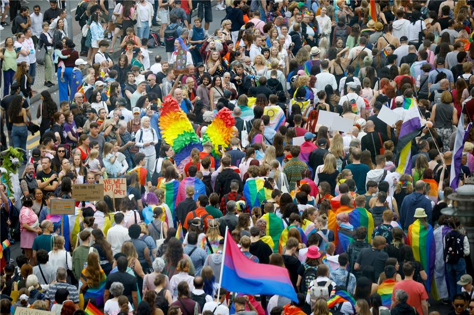 Die Berliner Demo zum Christopher Street Day (CSD) im vergangenen Jahr. (Archivbild)Carsten Koall/dpa