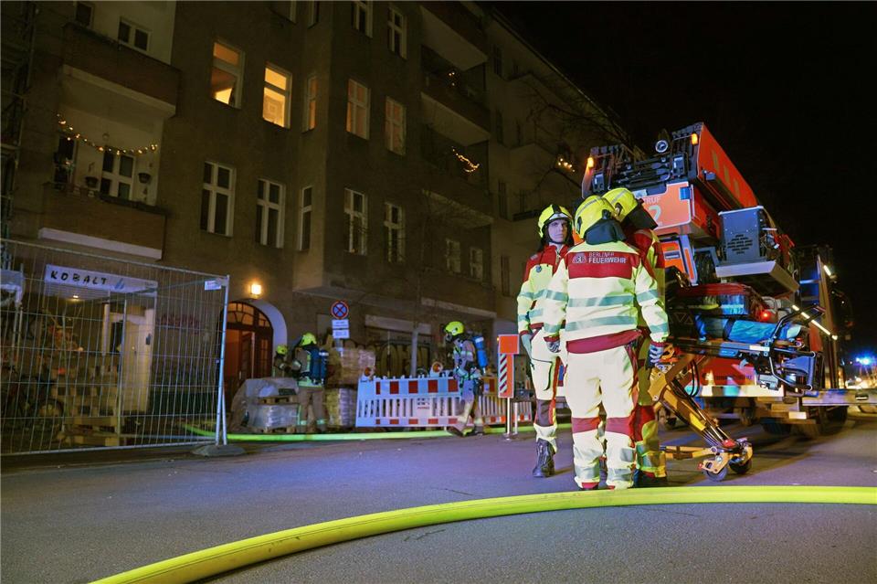 Die Berliner Feuerwehr befindet sich derzeit vor Ort im Einsatz. Manuel Genolet/dpa