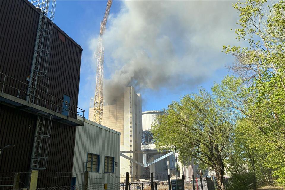 Die Berliner Feuerwehr ist am Heizkraftwerk Lichterfelde im Einsatz.Michael Zehender/dpa
