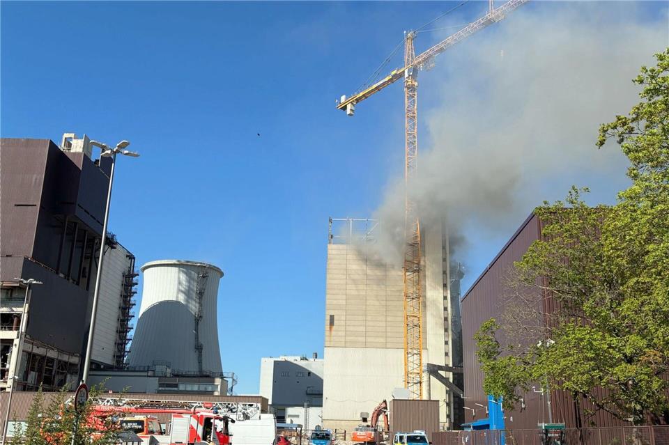 Die Berliner Feuerwehr ist am Heizkraftwerk Lichterfelde im Einsatz.Michael Zehender/dpa