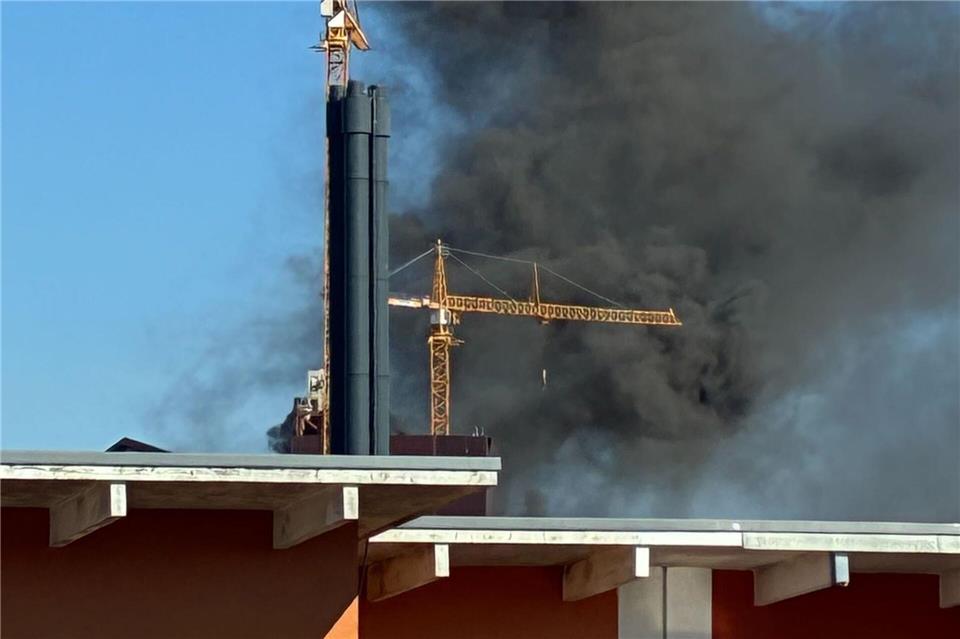 Die Berliner Feuerwehr ist am Heizkraftwerk Lichterfelde im Einsatz.Michael Zehender/dpa