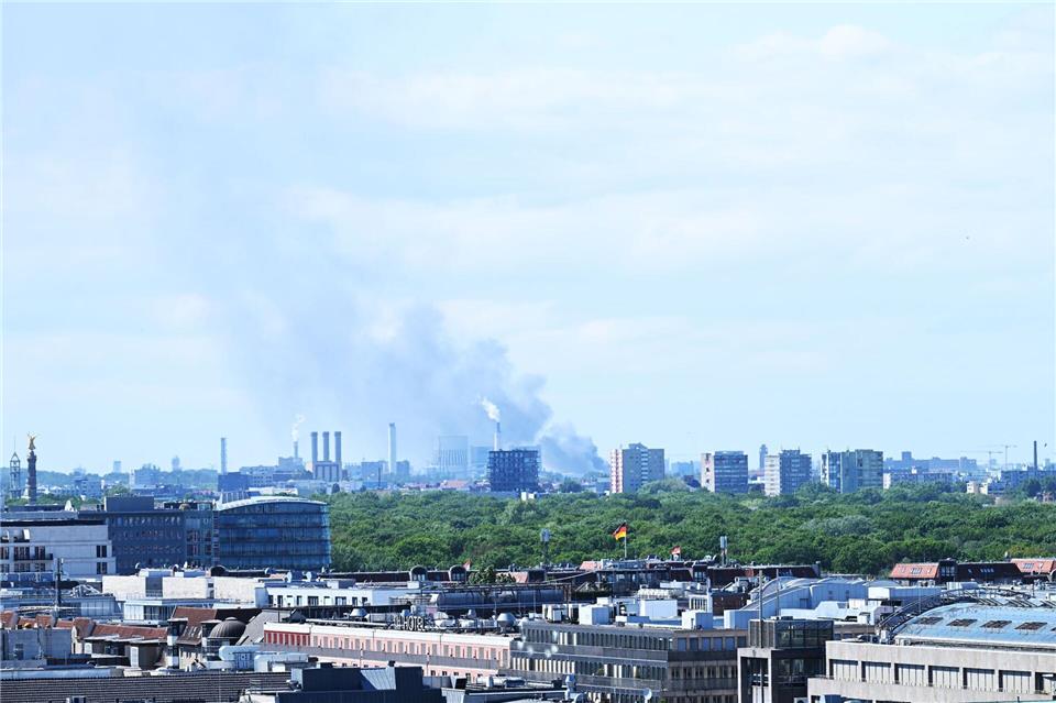 Die Berliner Feuerwehr musste zu einem Einsatz in Spandau ausrücken, um den Brand in einer Lagerhalle zu löschen.  Annette Riedl/dpa