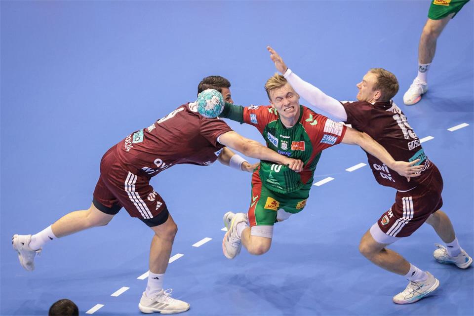 Die Berliner Frederik Simak (l.) und Mathias Gidsel versuchen Magdeburg-Star Gisli Kristjansson zu stoppenRonny Hartmann/dpa