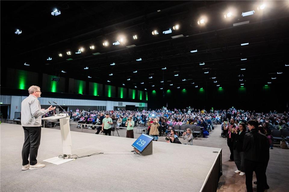 Die Berliner Grünen haben rund 18.000 Mitglieder, zum Parteitreffen nach Neukölln kamen rund 950. Christoph Soeder/dpa