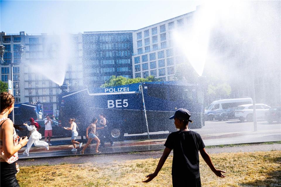 Die Berliner Innensenatorin lobte den Einsatz der Wasserwerfer der Polizei gegen die Hitze. Carsten Koall/dpa