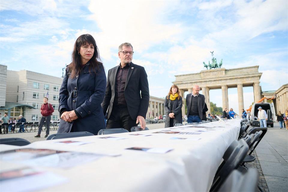 Die Berliner Linke-Politikerin Elif Eralp und der Co-Fraktionsvorsitzende Werner Graf an einer öffentlichen Gedenkinstallation der Jüdischen Studierendenunion Deutschland (JSUD) am Pariser Platz.Sebastian Gollnow/dpa