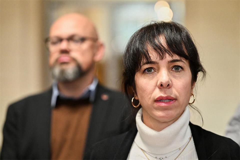 Die Berliner Linke-Politikerin Elif Eralp will als neue Regierende Bürgermeisterin in das Rote Rathaus einziehen.  Soeren Stache/dpa