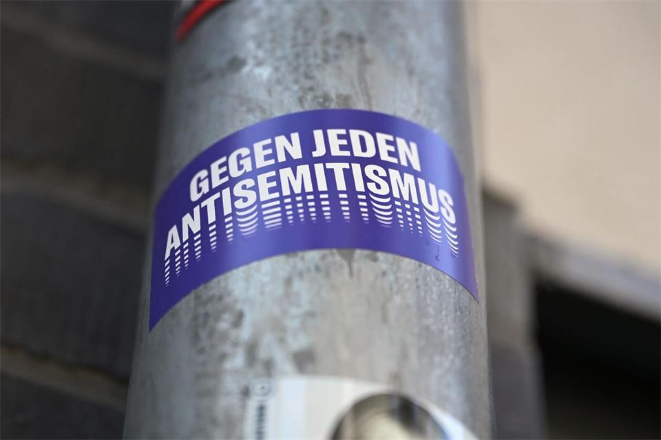 Die Berliner Linke-Spitzenkandidatin Elif Eralp hatte nach dem Vorfall gesagt: „Der Bezirksverband Neukölln hat den Sänger eingeladen, ich erwarte, dass dort aufgeklärt wird, wie es zu so einer Grenzüberschreitung kommen konnte und dass es Konsequenzen gibt. Ich stehe klar für den Schutz von jüdischen Leben und gegen jede Form von Antisemitismus.“ (Archivbild)Elisa Schu/dpa