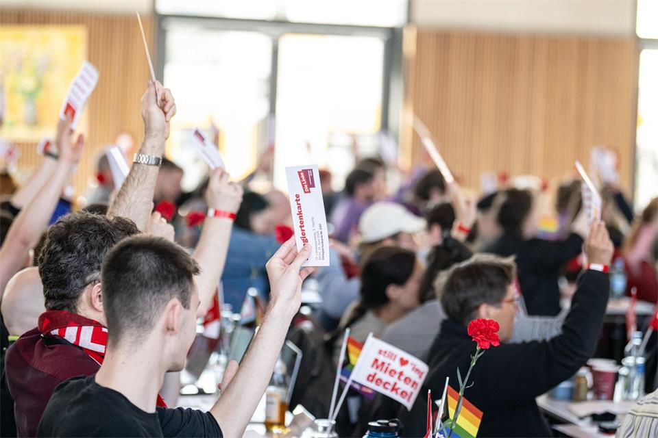 Die Berliner Linke entscheidet auf einem Parteitag über Sondierungen mit Grünen und SPD. (Archivbild) Fabian Sommer/dpa
