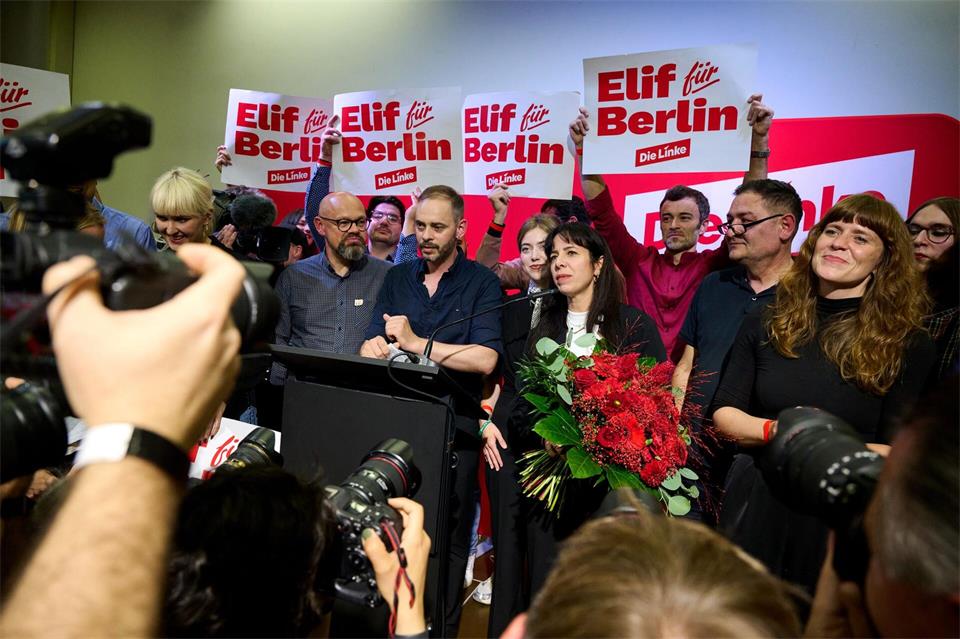 Die Berliner Linke will nach ihrem Wahlsieg eine rot-grün-rote Koalition schmieden.    Sebastian Gollnow/dpa