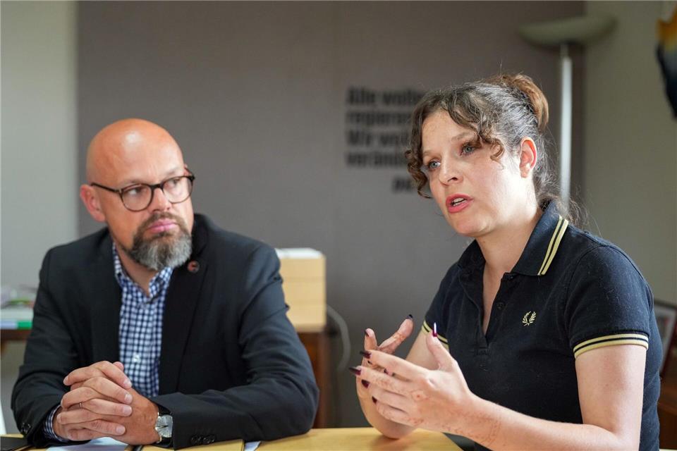 Die Berliner Linken-Fraktionschefs Anne Helm und Tobias Schulze wollen mehr günstige Mietwohnungen. Soeren Stache/dpa