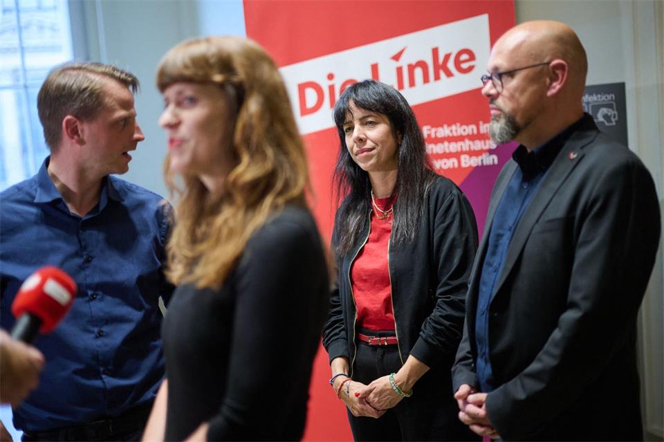 Die Berliner Linken-Parteichefs Maximilian Schirmer (l-r) und Kerstin Wolter sowie die Fraktionsvorsitzenden Elif Eralp und Tobias Schulze haben bei der Regierungsbildung und der Bewältigung innerparteilicher Konflikte alle Hände voll zu tun. (Archiv)     Sebastian Gollnow/dpa