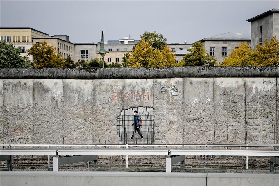 Die Berliner Mauer ist längst weg. Aber gibt es sie noch in den Köpfen? Auch darüber reden der Historiker Kowalczuk und der Linken-Politiker Ramelow. (Archivbild)Britta Pedersen/dpa-Zentralbild/dpa