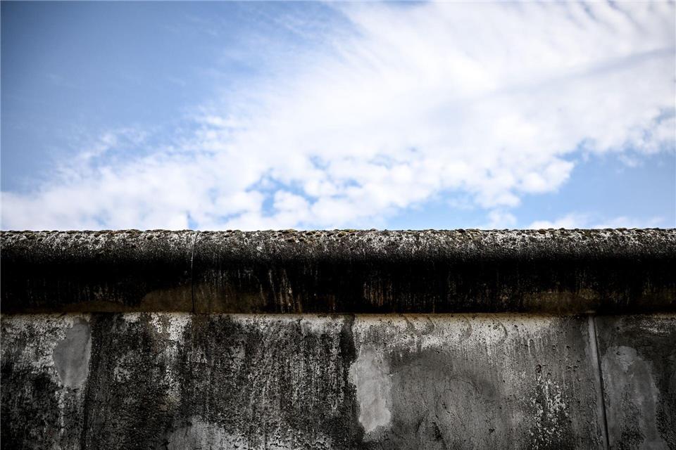 Die Berliner Mauer trennte die Stadt in zwei Teile und umschloss den Westteil Berlins auf 155 Kilometern Länge. (Archivbild)Britta Pedersen/dpa