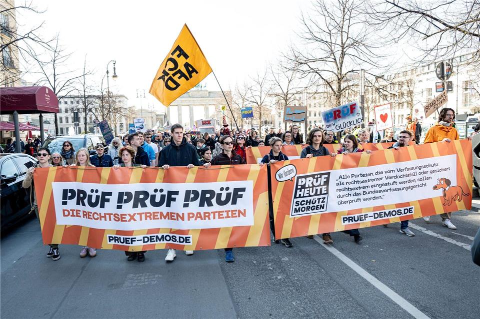 Die Berliner „PRÜF“-Demo bringt 1.000 Teilnehmer auf die Straße.Fabian Sommer/dpa