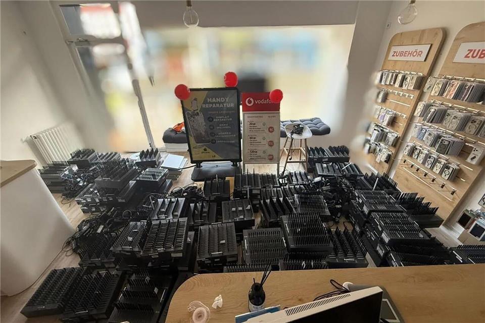 Die Berliner Polizei beschlagnahmte Computer und Technik zum Abschicken von Massen-SMS.-/Polizei Berlin/dpa