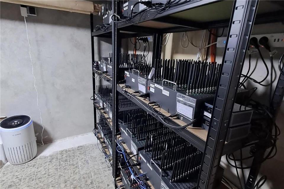 Die Berliner Polizei beschlagnahmte bei Cyber-Betrügern Computer und Technik zum Abschicken von Massen-SMS.-/Polizei Berlin/dpa