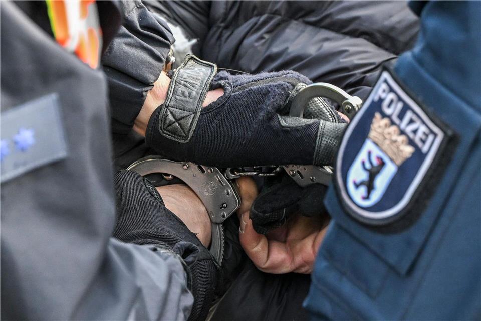 Die Berliner Polizei erfasste in ihrer Kriminalstatistik mehr Straftaten mit Schusswaffengebrauch. (Symbolbild)Jens Kalaene/dpa