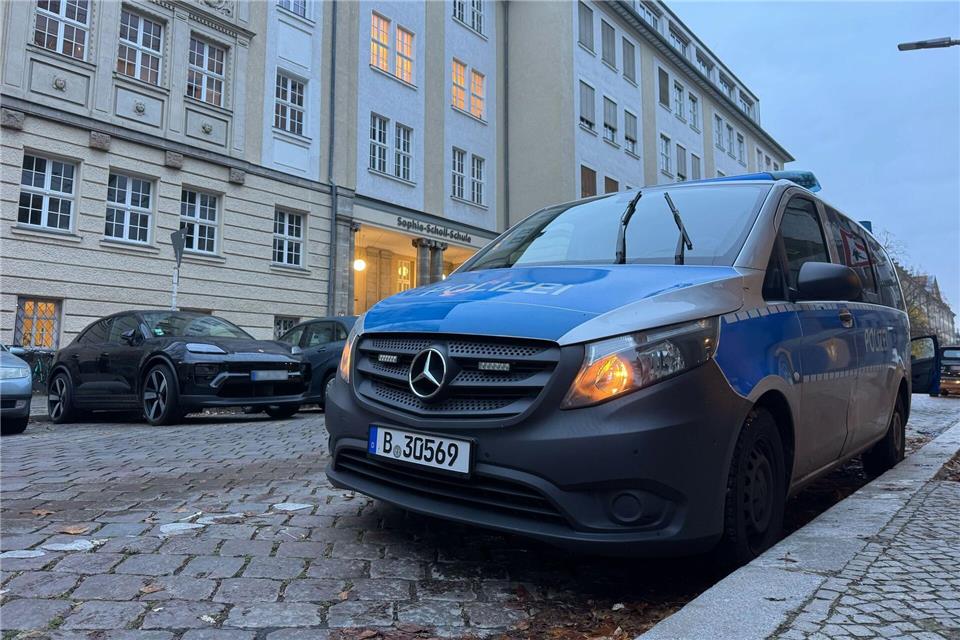 Die Berliner Polizei ermittelt wegen der falschen Terrorwarnung gegen Schulen weiter. Sven Käuler/dpa