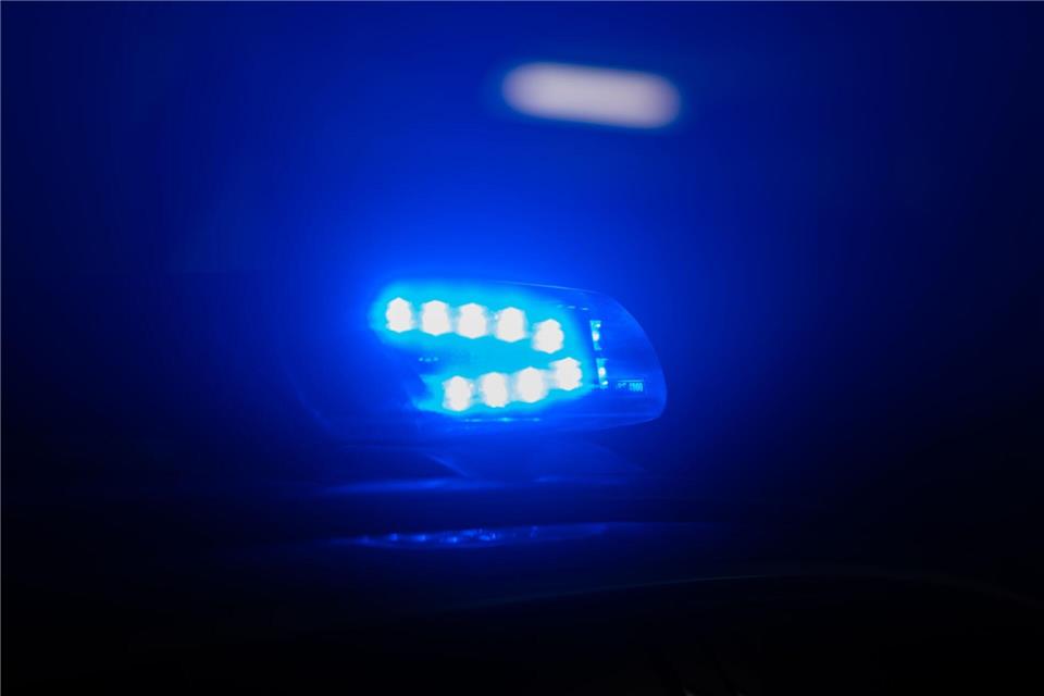 Die Berliner Polizei ermittelt wegen einer Detonation an einem Geschäft. (Illustration)Robert Michael/dpa