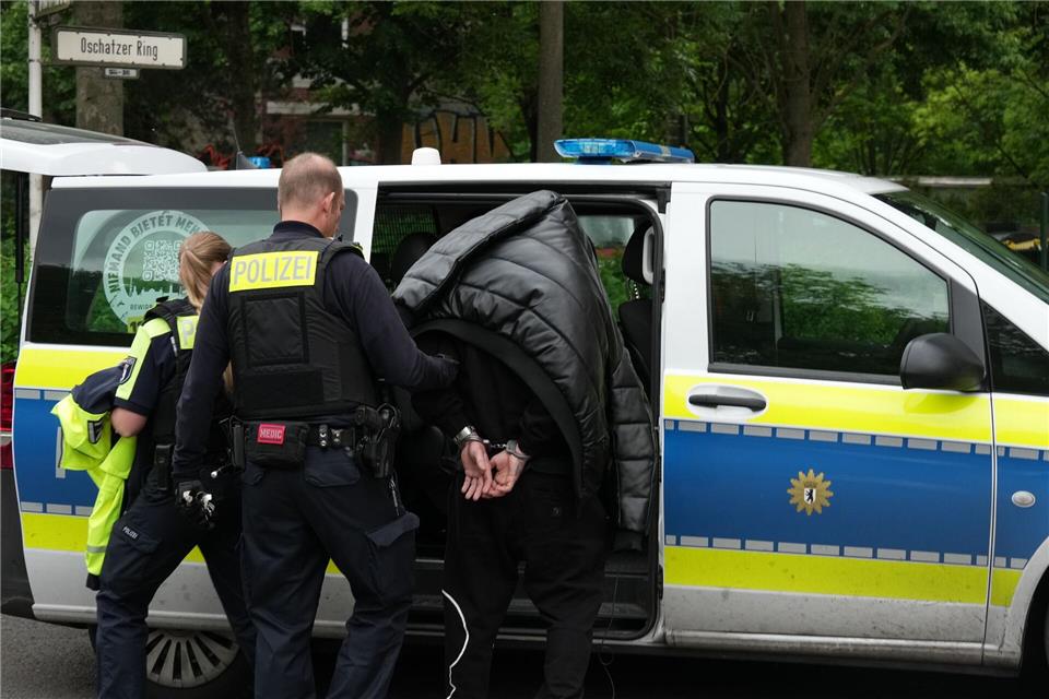 Die Berliner Polizei hat in Hellersdorf einen Tatverdächtigen festgenommen. Sven Kaeuler/dpa