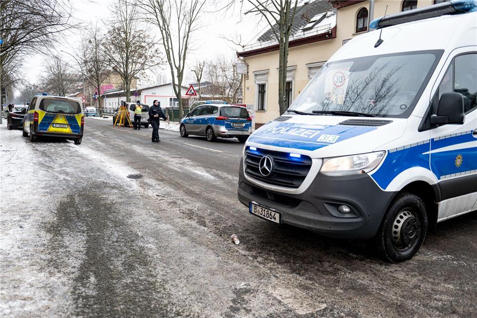 Die Berliner Polizei hat nach tödlichen Schüssen in Weißensee die Ermittlungen aufgenommen. Fabian Sommer/dpa