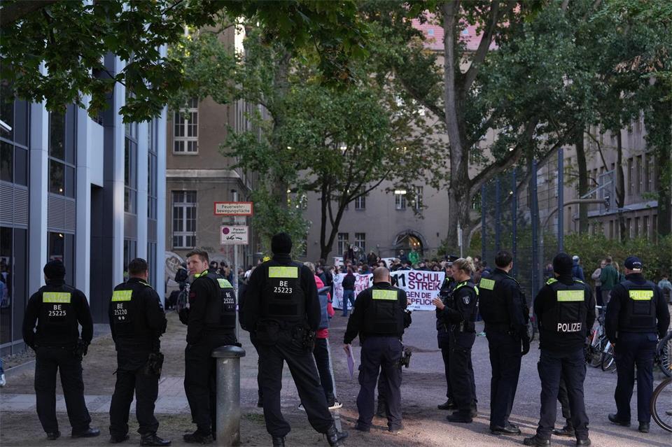 Die Berliner Polizei im Einsatz bei einer Schülerdemonstration. (Archivbild) Sven Kaeuler/dpa