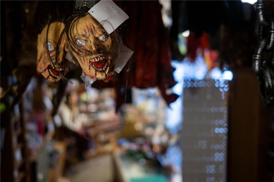 Polizei in der Halloween-Nacht unterwegs Die Berliner Polizei ist auch in diesem Jahr zu Halloween verstärkt in der Stadt unterwegs. (Symbolbild) Sebastian Gollnow/dpa