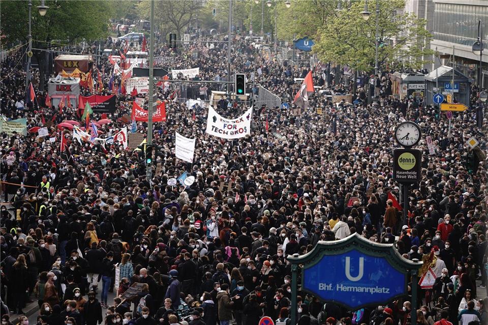 Die Berliner Polizei ist in diesem Jahr am 1. Mai über den ganzen Tag mit 5.300 Beamten im Einsatz. (Archivbild)Kay Nietfeld/dpa