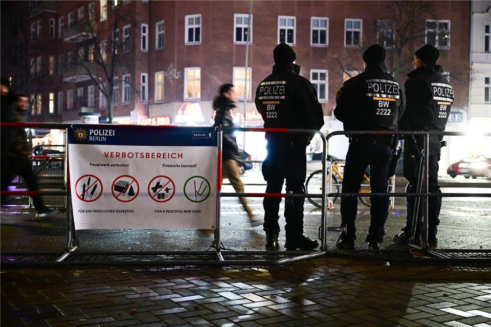 Die Berliner Polizei nimmt schon vor Mitternacht mehr als 100 Menschen fest.Sebastian Christoph Gollnow/dpa
