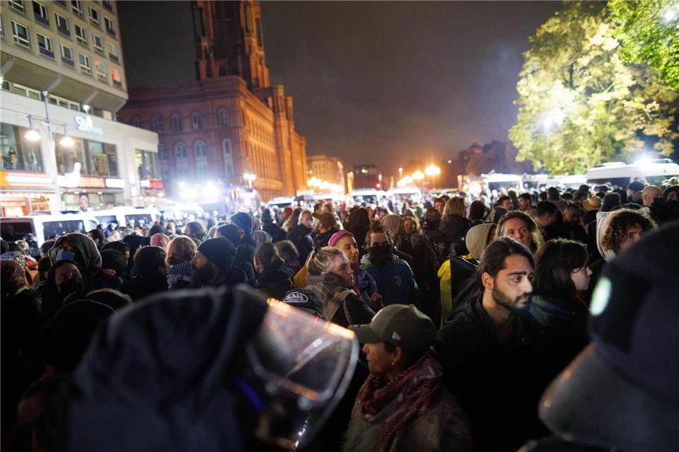 65 Ermittlungsverfahren nach Nahost-Demos in Berlin Die Berliner Polizei registrierte bei propalästinensischen Veranstaltungen zahlreiche Straftaten. Carsten Koall/dpa