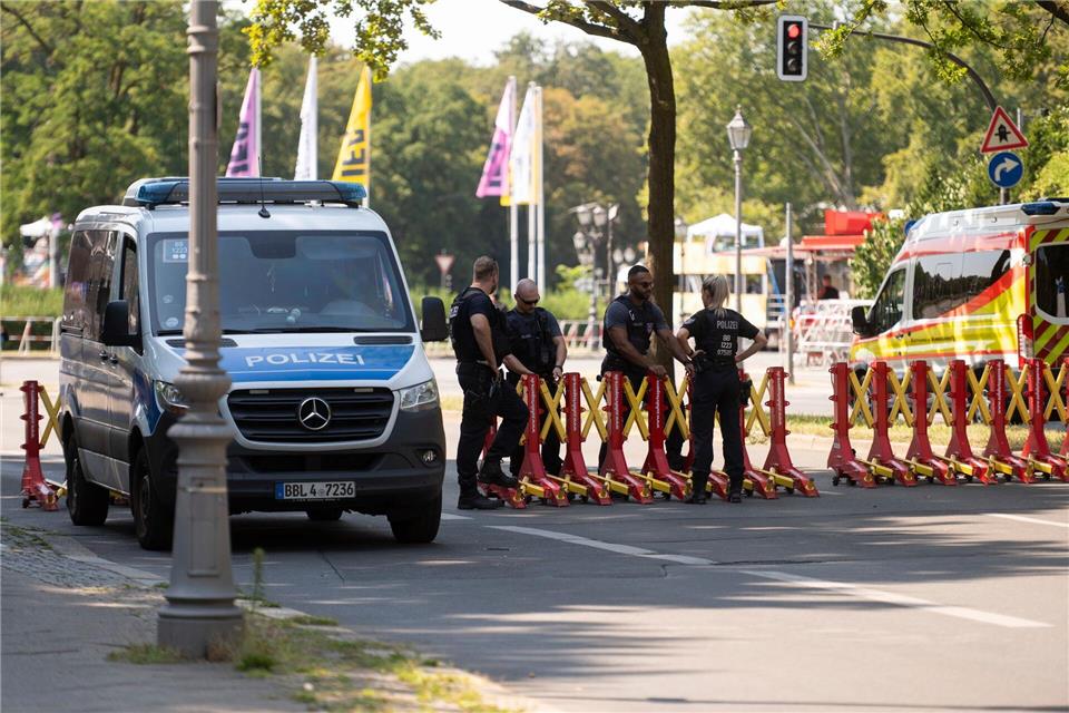 Die Berliner Polizei sichert die Techno-Parade „Rave The Planet“ mit einem großen Aufgebot.Christophe Gateau/dpa
