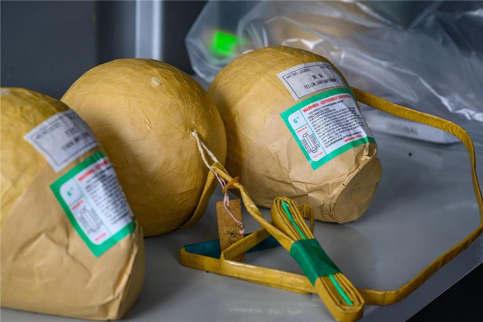 Die Berliner Polizei warnt Eltern vor gefährlichem Feuerwerk wie Kugelbomben. (Symbolbild)Patrick Pleul/dpa