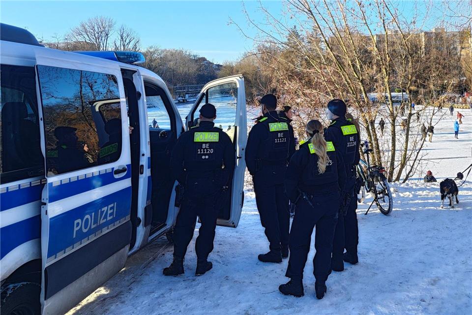 Die Berliner Polizei warnt vor dem Betreten der Eisflächen.Stella Venohr/dpa