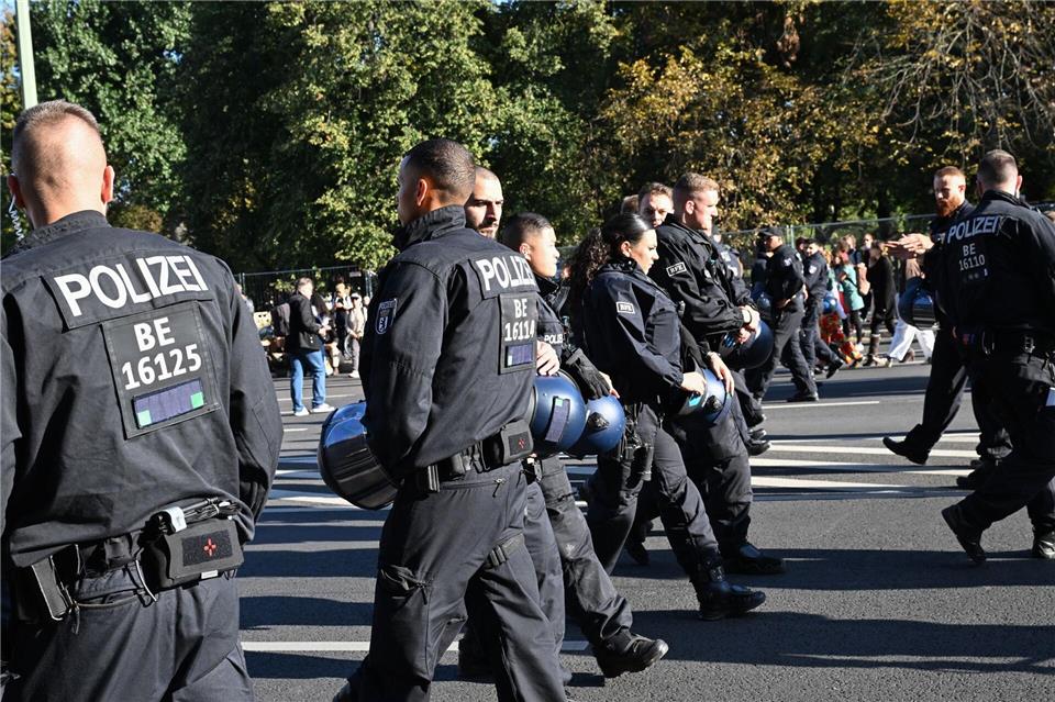 Die Berliner Polizei will zum zweiten Jahrestag des Hamas-Massakers in Israel stärker präsent sein. (Archivbild)Annette Riedl/dpa