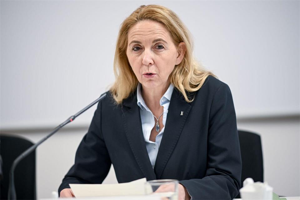 Die Berliner Polizeipräsidentin Barbara Slowik Meisel vor dem Großeinsatz der Polizei. (Archivbild) Britta Pedersen/dpa
