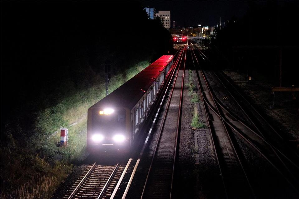 Die Berliner S-Bahn fährt nach einem bundesweiten Stillstand wieder.Niklas Graeber/dpa