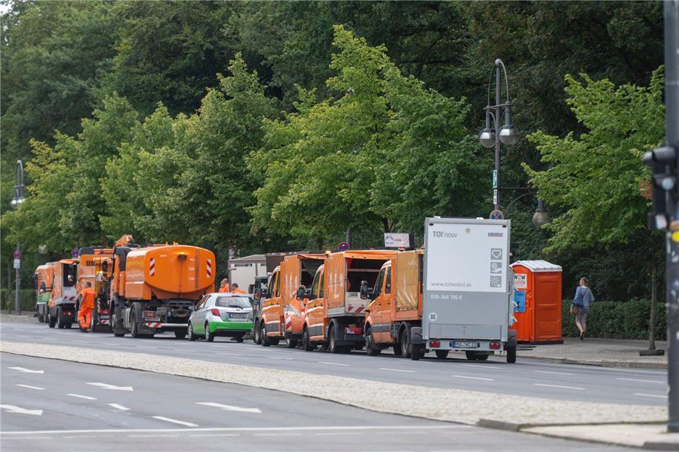 Die Berliner Stadtreinigung BSR hat nach der Veranstaltung rund 80 Kubikmeter Müll eingesammelt.  Christophe Gateau/dpa