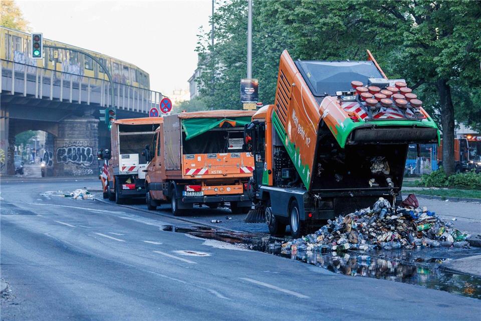 Die Berliner Stadtreinigung beseitigt tonnenweise Müll in Kreuzberg. Carsten Koall/dpa